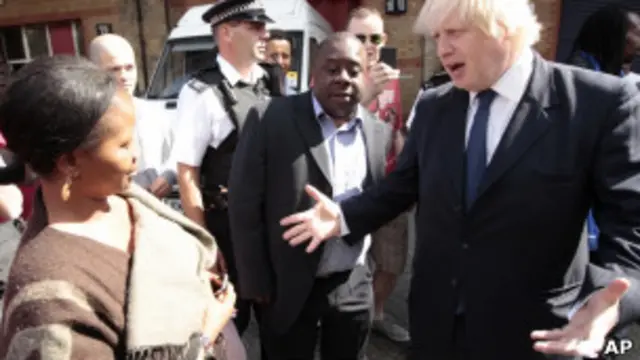 Мэр Лондона Борис Джонсон разговаривает с жителями