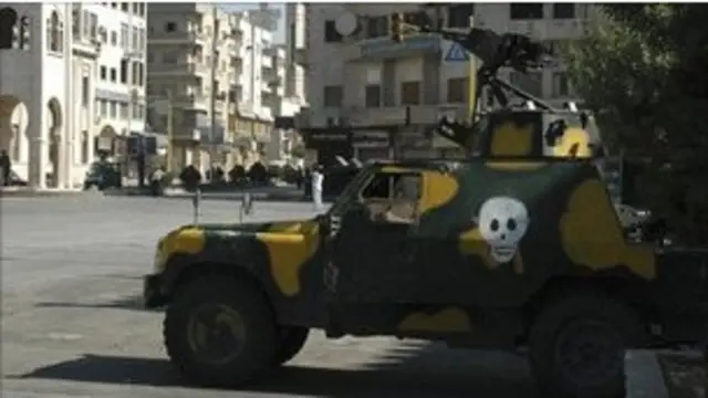 Kendaraan militer Suriah di Hama
