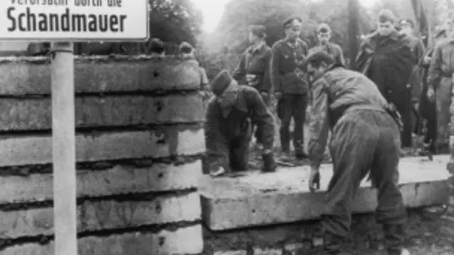 Lính Đông Đức xây tường Berlin năm 1961