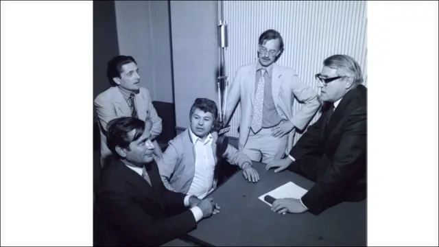 د بي بي سي پښتو خپرونې لومړۍ خپرونه د اګست ۱۵ مه ۱۹۸۱ کال، له کيڼ نه ښی لور، جعفر علي خان، نبي مصداق، ډېوېډ پېج (د څانګې مشر) او جان ډن