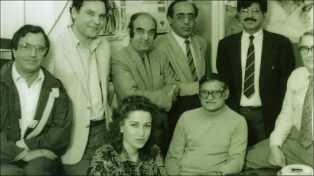 د بي بي سي پښتو خپرونې ډله ۱۹۸۹ کال، په شا کتار کې له کيڼې ښۍ خوا ته، اسماعيل نياز، يعقوب کاکړ، غلام زرملوال او علي ارغنداوی. په مخکيني کتار کې ناست له کيڼ ښی لور، کمال بهزادي، سعيده محمود او ګوهر رحمان ګوهر