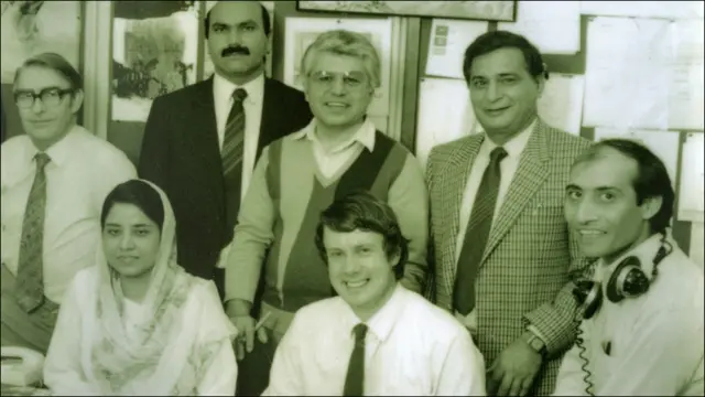 د بي بي سي پښتو خپرونې ډله ۱۹۸۹ کال، په شا کتار کې له کيڼې ښۍ خوا ته، محمد اکبر اکبر، نبي مصداق او جعفر علي خان. په مخکيني کتار کې ناست له کيڼ ښی لور، د پښتو څانګې مرستيال مشر برېن بل، صفيه حليم، د پښتو څانګې مشر ګورډن اډم او اختر کوهستانی