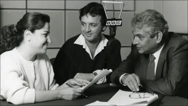 لومړۍ پښتو/دري روزنيز پروګرام د کلي غږ ۱۹۸۹ کلا، په انځور کې له کيڼ ښی لور سعيده محمود او نجيب اميني د ملګريو ملتونو له چارواکي سره.