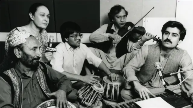 دا د ۱۹۸۷ کال انځور دی چې پښتون سندرغاړی (ښی لور) له نورو موسيقۍ غږوونکيو سره د بي بي سي پښتو اورېدونکيو لپاره سندرې وايي.