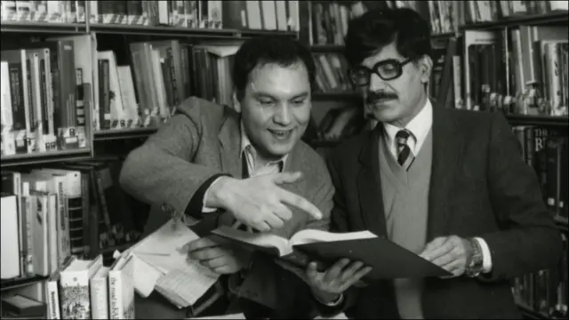 د بي بي سي پښتو اسماعيل نياز (کيڼه خوا) له علي ارغنداوي سره ۱۹۸۸ کال، د بي بي سي په کتابتون کې د اورېدونکيو پوښتنو ته ځوابونه مومي.