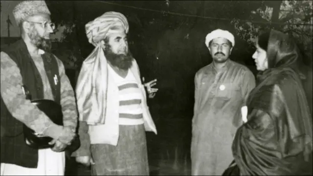 د بي بي سي پښتو خپرونې صفيه حليم په ۱۹۹۱ کال له قبايلي خپريالانو سره خبرې کوي.