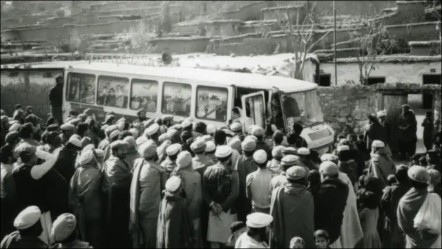 د بي بي سي پښتو خپرونې ډله ۱۹۹۲ کال، چې په پښتونخوا ته د خپل سفر پر مهال اورېدونکي پرې راټول شوي دي. 