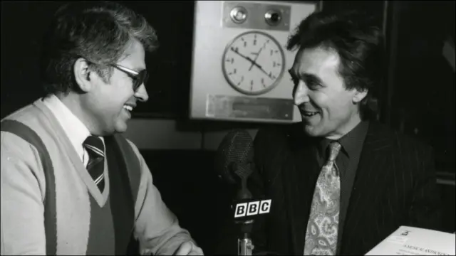 د بي بي سي پښتو نبي مصداق (کيڼې خوا ته) او ډاکټر جان بېلي د افغان موسيقۍ پر لړۍ بحث کوي.