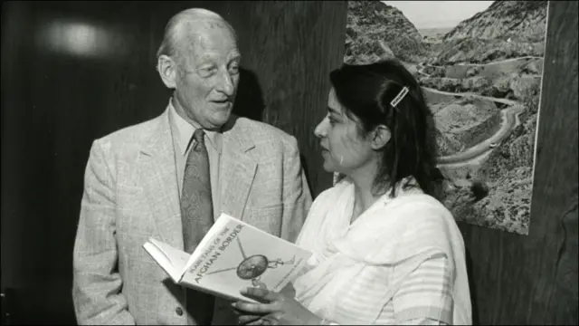 جان بوېن له صفيې حليم سره "د افغان پولې ساده کيسې" کتاب په اړه خبرې کوي، چې بيا پر پښتو خپرونې خپرېدې.