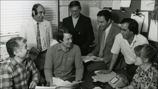 په بوش هاوس کې د بي بي سي پښتو خپرونې ډله ۱۹۸۶ کال، له کيڼ نه ښي لور ته نبي مصداق، يعقوب کاکړ، ګورډن اډم (د پښتو څانګې مشر)، ګوهر رحمان ګوهر، اسماعيل نياز، کمال بهزادي او سکرټره راشل هېسلېپ. 