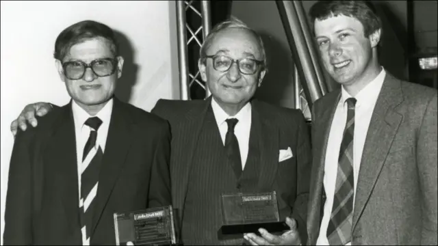 د بي بي سي پښتو خپرونې په ۱۹۸۸ کال کې په خپل روغتيايي پروګرام "روغه څټه" سره د سوني راډيو "د ټولنې غوره خدمت پروګرام" جايزه وګټله. په انځور کې له کيڼ نه ښي لور ته د دغه پروګرام جوړونکی ګوهر رحمان ګوهر، يو بل ګټونکی او د پښتو څانګې مشر ګورډن اډم