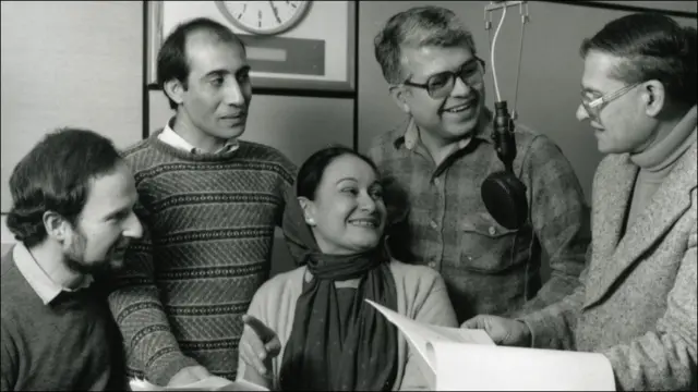 د پښتو خپرونې "روغه څټه" پروګرام په بوش هاوس کې د تمثيل پر مهال ۱۹۸۷ کال. له کيڼ نه ښي لور ته د ډرامې ليکوال کولېن الفرېډ چې مخکې يې د مجاهدينو تر ولکې لاندې سيمو کې د روغتيا ساتنې ښوونکي په توګه کار کړی و، له ده سره اختر کوهستانی، ياسمين حسين، نبي مصداق او ګوهر رحمان ګور