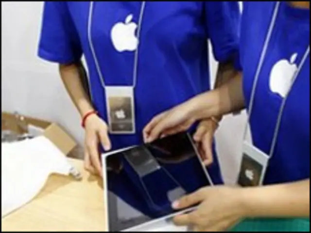 جعلی ایپل سٹورز میں عملے کا یونیفام بھی بلکل اصل ایپل سٹور جیسا ہی تھا