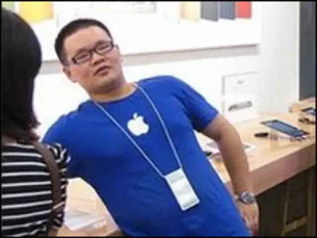 ان جعلی سٹورز میں کام کرنے والے عملے کے خیال میں وہ اصل ایپل سٹور میں کام کر رہے ہیں