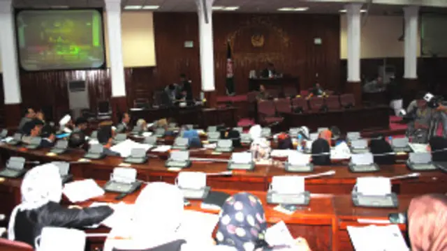 د پارلماني اقتصادي بنسټ د جوړويدو په پرانستونکې غونډه کې يو شمير افغان وزيرانو،سوداگرو او له خصوصي سکتور سره تړاو لرونکو کسانو برخه اخستې وه.