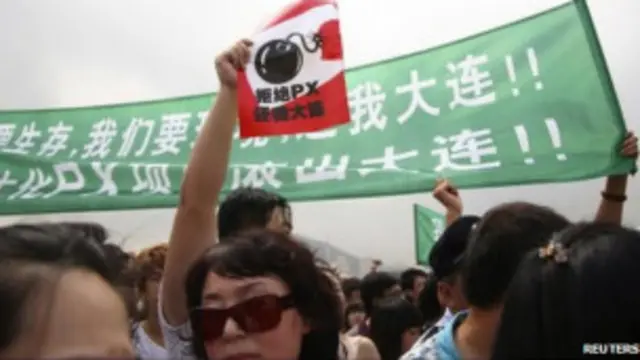 Hình ảnh biểu tình được đưa lên Internet.