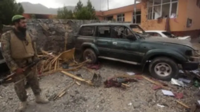 راپورونه په دغه برید کې ۱۴ کسان وژل شوي، چې ډېری يې ملکيان دي