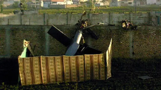 Puing-puing helikopter Black Hawk.