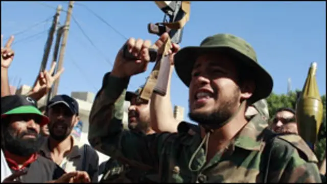 Pasukan pemberontak rayakan keberhasilan merebut kota Zawiya.