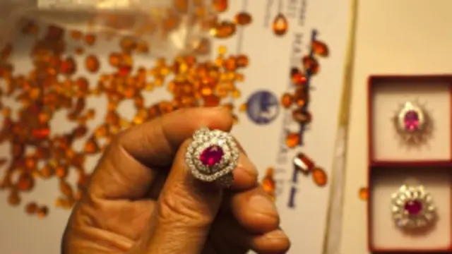 افغانستان د غاليو او وچې مېوې ترڅنګ قيمتي او نيمه قيمتي ډبرې بهر ته صادروي