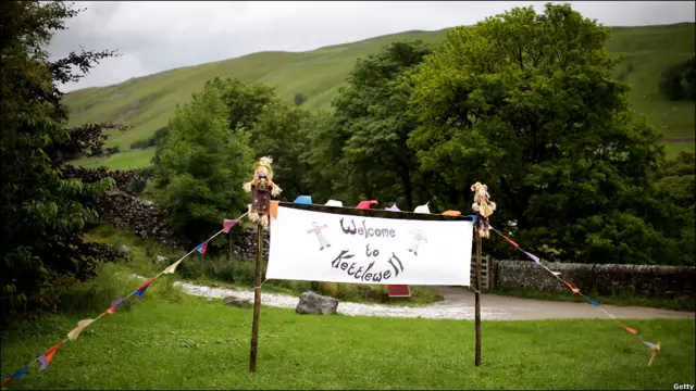 2011年8月13日，一年一度的稻草人节在英格兰约克郡的凯特韦尔小村拉开帷幕。