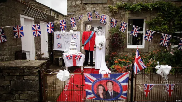 在为期两周的节日中，将展出传统和现代的稻草人。这是反映今年王室婚礼的威廉和凯特稻草人。