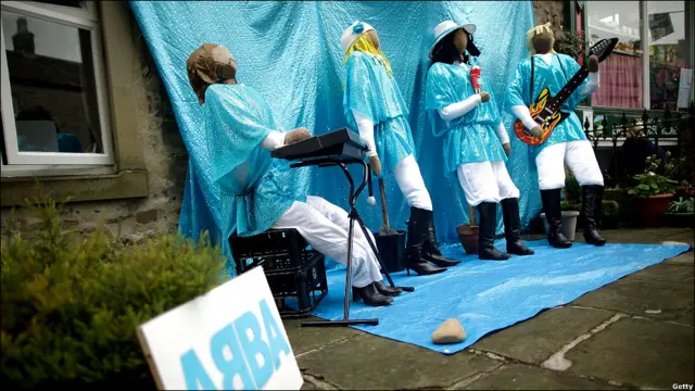 效仿著名瑞典乐队ABBA的四人组合在演唱。