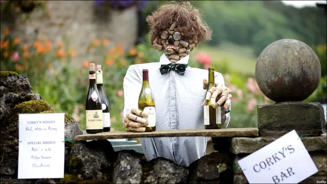 这名“酒保”的脸和手都是用酒瓶瓶塞和瓶盖装饰而成的。