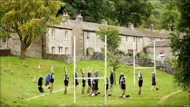 村里的“橄榄球队”也是由一个个稻草人组成的。