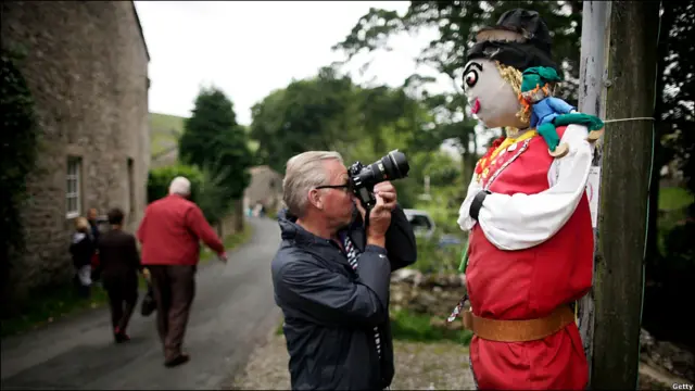 100多个稻草人吸引了大批游客前来观看和拍照。
