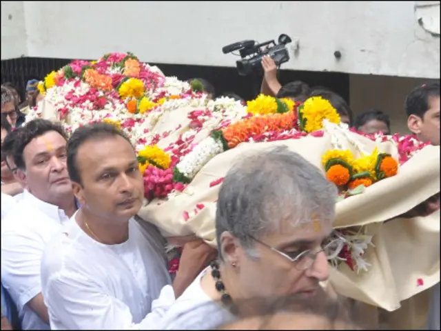 फ़िल्म अभिनेता शम्मी कपूर का 15 अगस्त को मुंबई में अंतिम संस्कार कर दिया गया. 14 अगस्त को उनका निधन हो गया था. तस्वीरें- सुजित जायसवाल