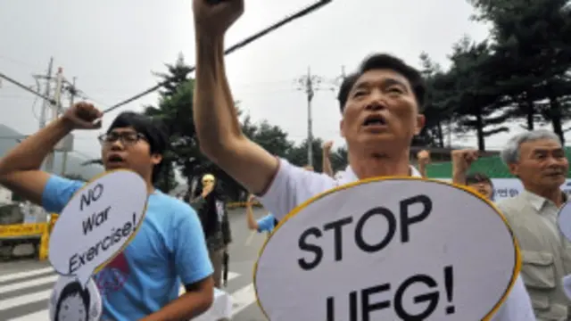 Para aktivis anti perang menentang latihan militer bersama Korea Selatan dan Amerika Serikat.