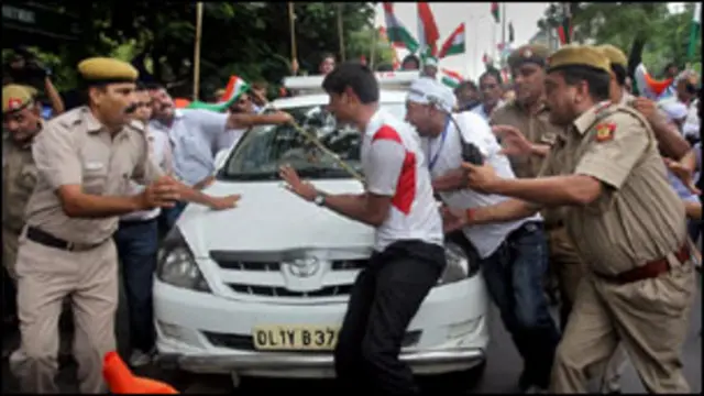 Những người đấu tranh ủng hộ ông Hazare va chạm với cảnh sát tại Dehli