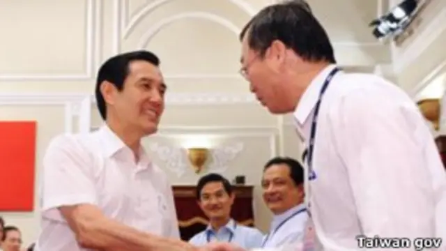 馬英九與一外交官握手