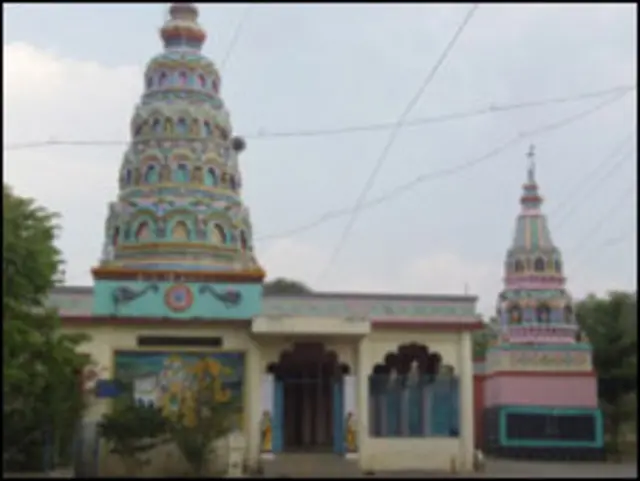 रालेगाँव सिद्धी गांव में अन्ना इसी मंदिर में रहते हैं.