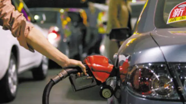 يرى المحللون ان إرتفاع قيمة الدولار الأمريكي يؤدي إلى تدني أسعار النفط