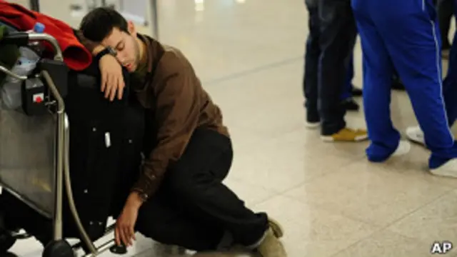 Спящий пассажир в аэропорту