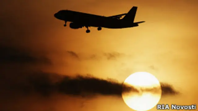 Летящий на фоне заката самолет