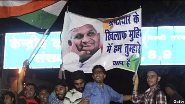 Năm nay 74 tuổi, ông Anna Hazare được cho là có khả năng thu hút quần chúng đi theo