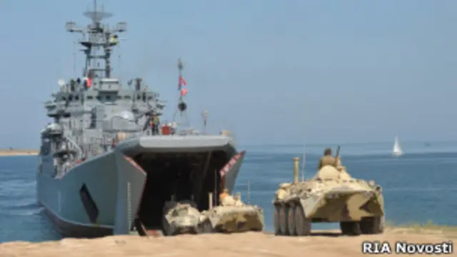 Погрузка бронетехники на большой десантный корабль ВМФ РФ "Цезарь Куников"