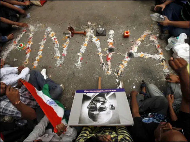 तिहाड़ के बाहर अन्ना समर्थक