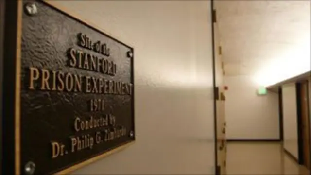 Табличка, установленная на месте эксперимента