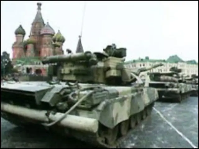 घोषणा के बाद जगह जगह गलियों में टैंकर दिखाई पड़ रहे थे.