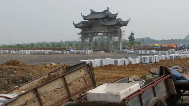 Tháng 5/2011, cổng vào Niết Bàn vẫn chưa xây xong giữa công trường ngổn ngang ở Bái Đính cách Hà Nội chừng 100 km về phía Nam.