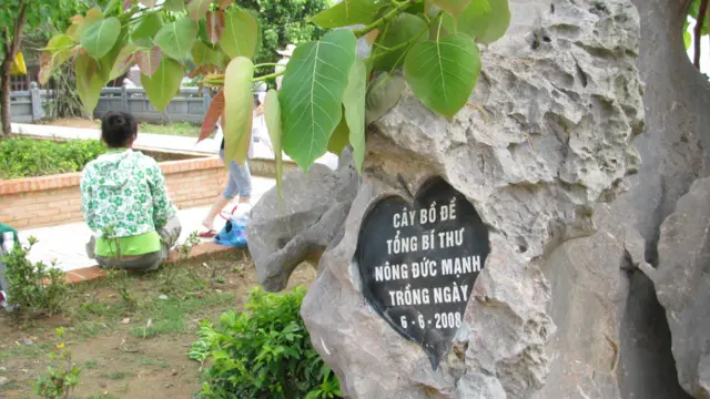 Đảng Cộng sản cầm quyền ủng hộ cho công trình này với biển đề cây do Tổng bí thư Nông Đức Mạnh trồng. 