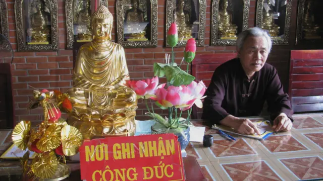 Nhưng kinh doanh 'công đức' không đến từ những đồng tiền lẻ. Ai trả hàng triệu thì được đặt bài vị, tên tuổi vào ô tượng Phật trên tường. 