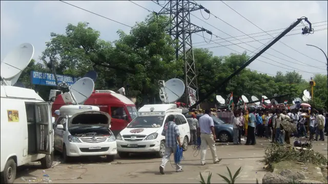 तिहाड़ जेल के बाहर मीडिया