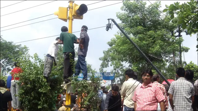 तिहाड़ जेल के बाहर 