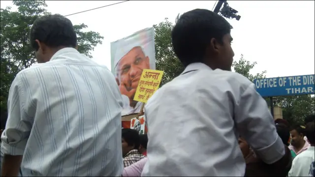 तिहाड़ जेल के बाहर 