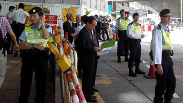 大批警员在香港大学外布防(18/8/2011)